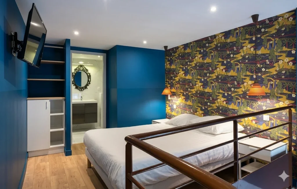 Chambre en mezzanine avec papier peint fleuri et salle de bain attenante – Studio Cosy, Carré d'Or Nice