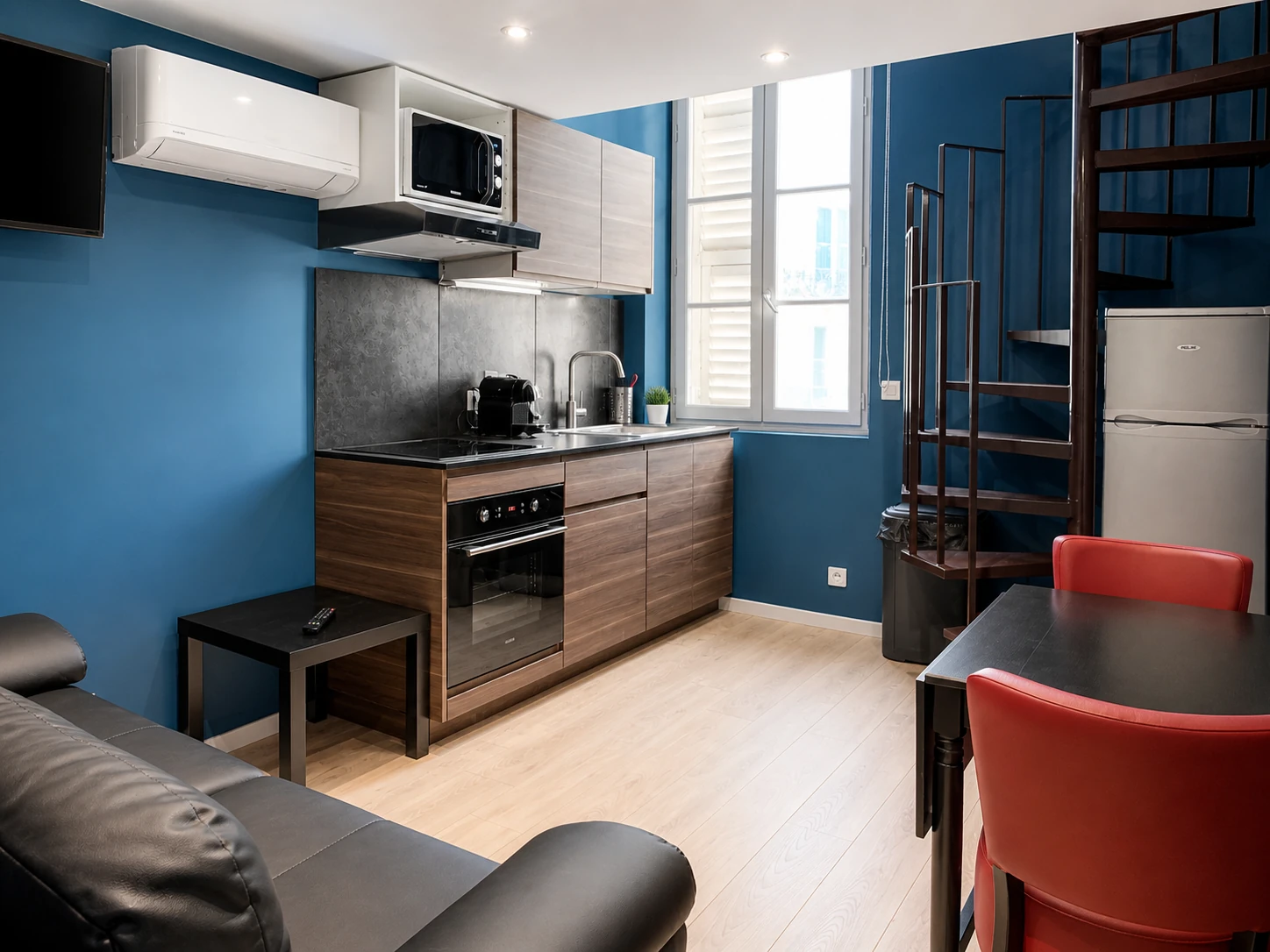 Vista d'insieme della cucina e del soggiorno con scala a chiocciola – Studio Accogliente, Carré d'Or Nizza" / DE