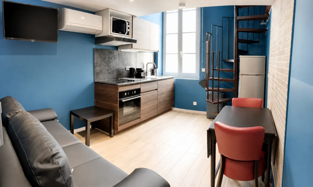 Vue d'ensemble du rez-de-chaussée avec cuisine et escalier – Studio Cosy, Carré d'Or Nice
