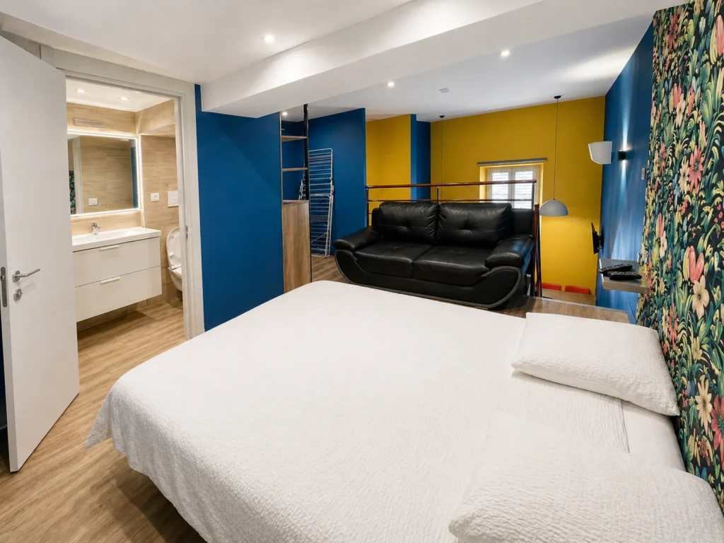 Chambre en mezzanine avec salle d'eau attenante et papier peint floral – Studio Design, Carré d'Or Nice