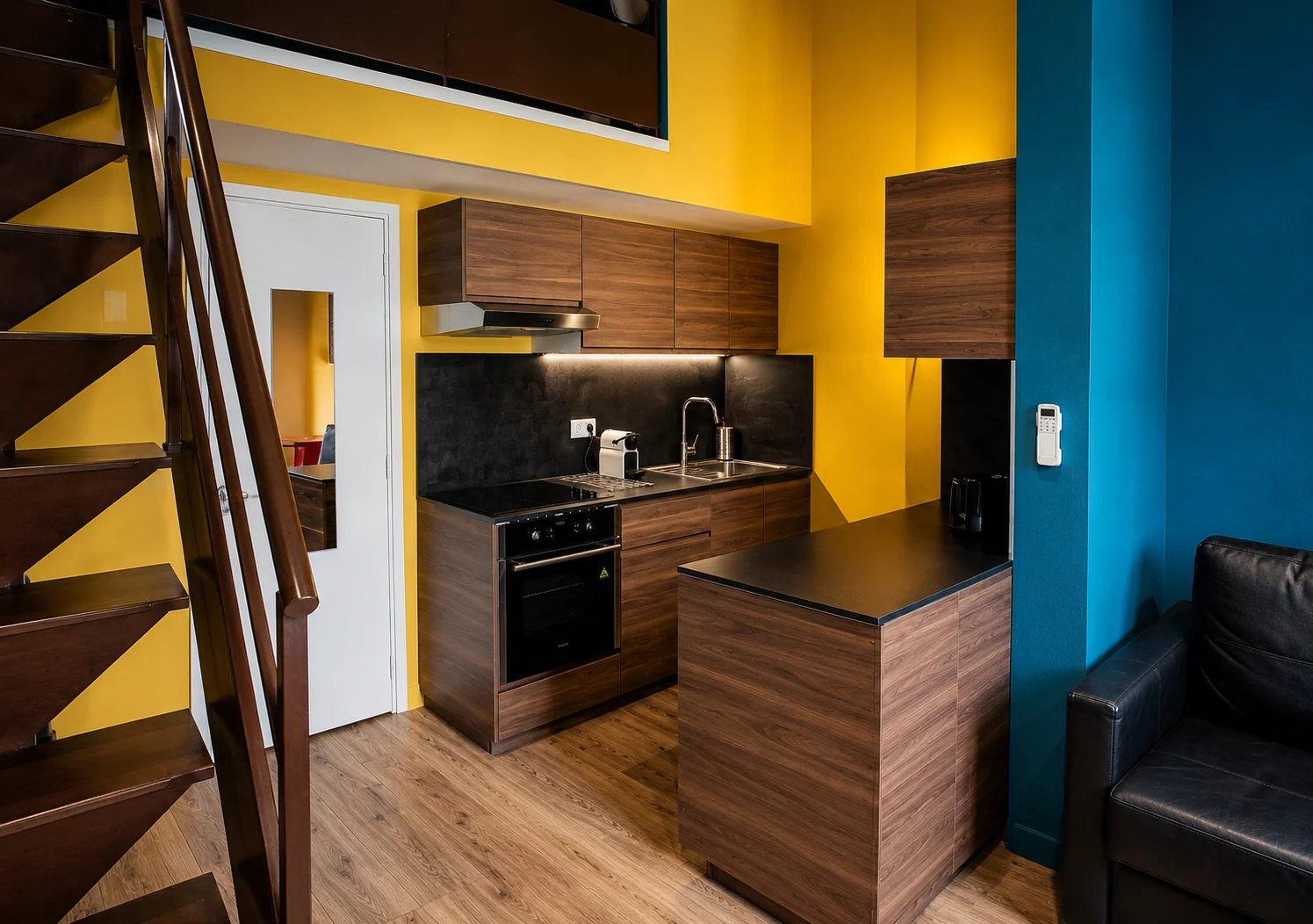 Cuisine équipée avec four et plaque à induction – Studio Design, Carré d'Or Nice