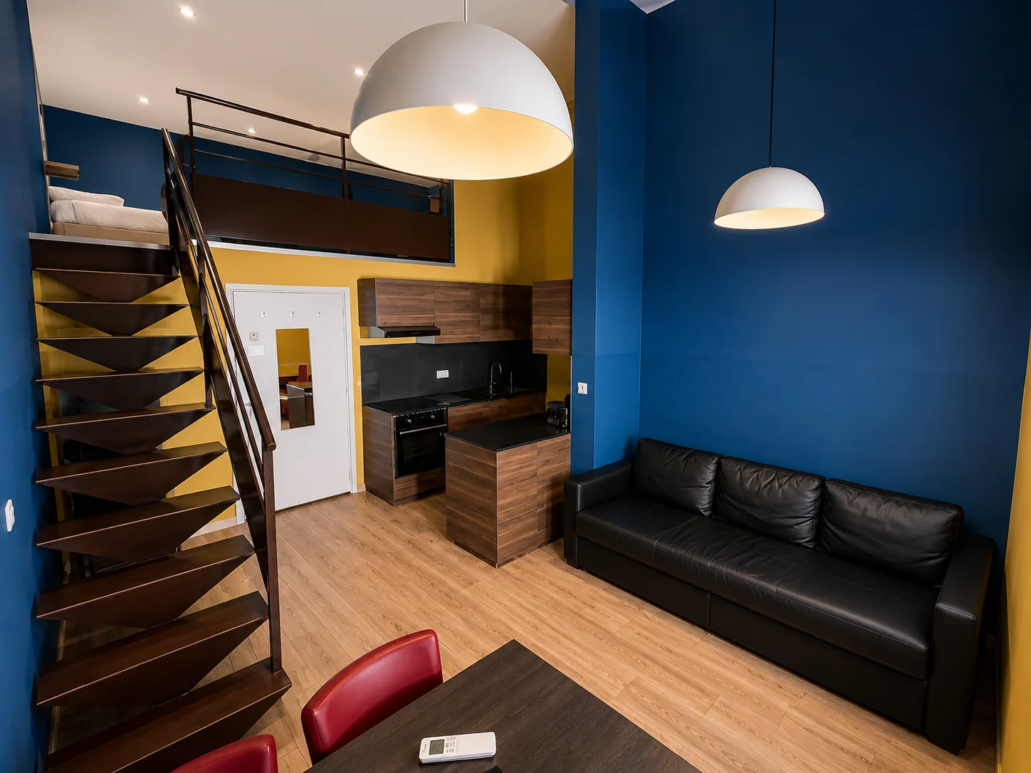 Soggiorno con divano in pelle nera e mezzanino – Studio Design, Carré d'Or Nizza