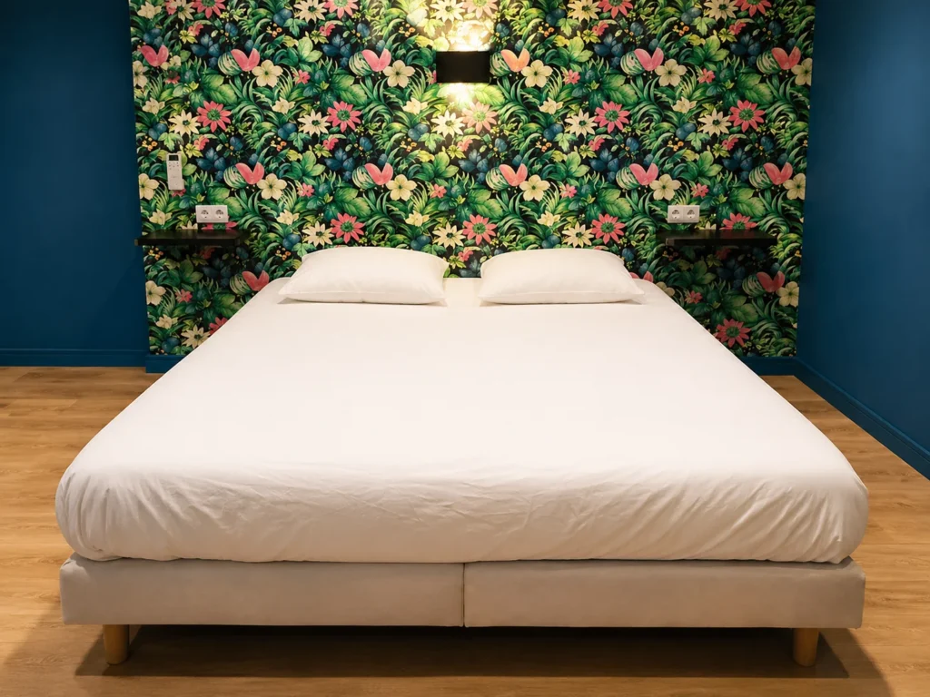 Lit avec tête de lit à motif floral – Studio Design, Carré d'Or Nice