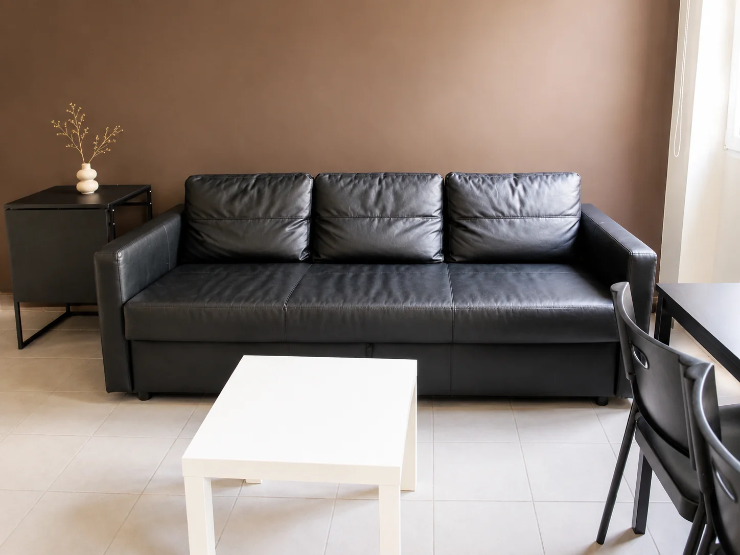 Canapé en cuir noir dans le salon – Studio Spacieux, Carré d'Or Nice