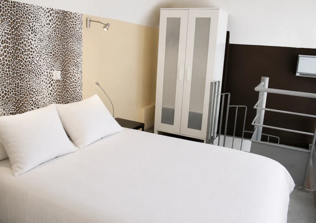 Chambre en mezzanine avec rangements et étagère – Studio Spacieux, Carré d'Or Nice