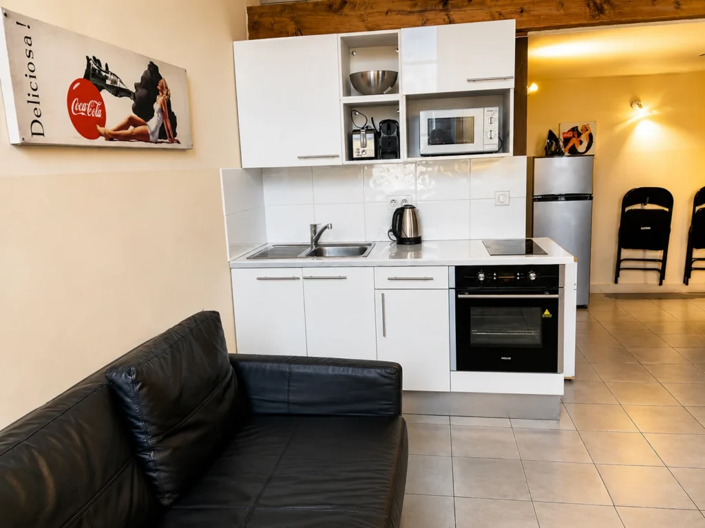 Cuisine équipée avec four et micro-ondes – Studio Spacieux, Carré d'Or Nice