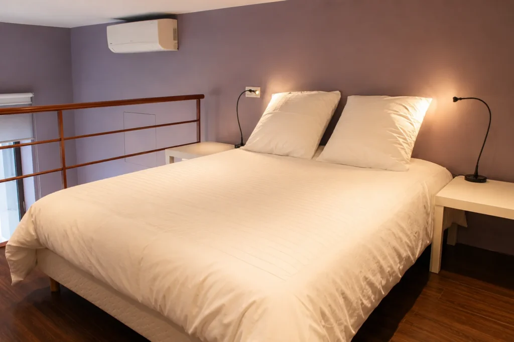 Chambre en mezzanine avec climatisation et garde-corps – Suite Familiale, Carré d'Or Nice
