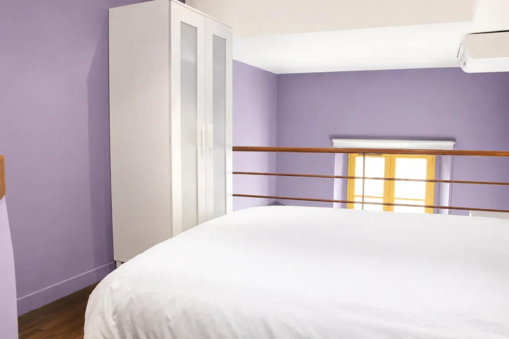 Chambre en mezzanine avec armoire et vue sur la fenêtre – Suite Familiale, Carré d'Or Nice