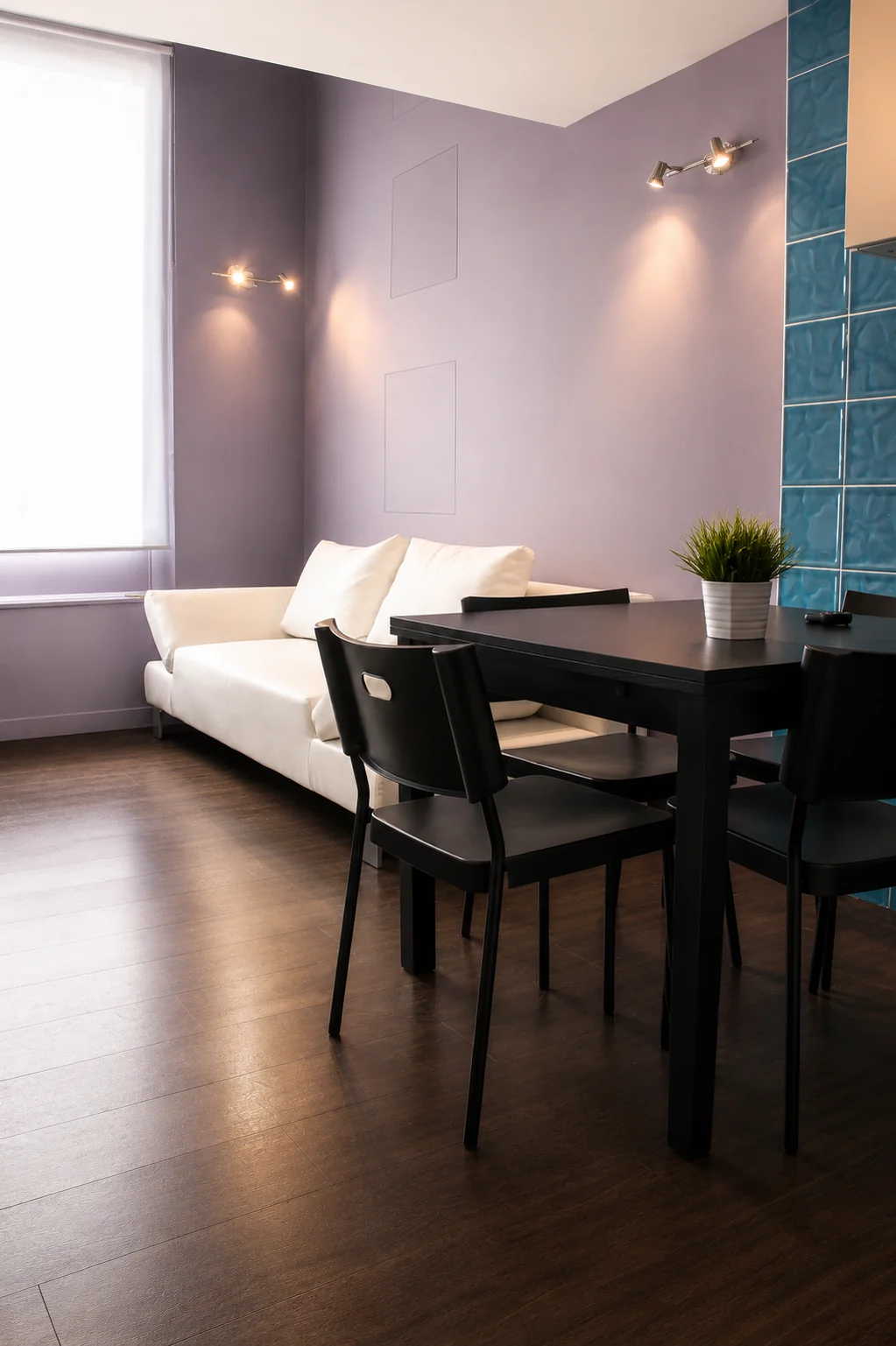 Salon avec canapé blanc et coin repas – Suite Familiale, Carré d'Or Nice