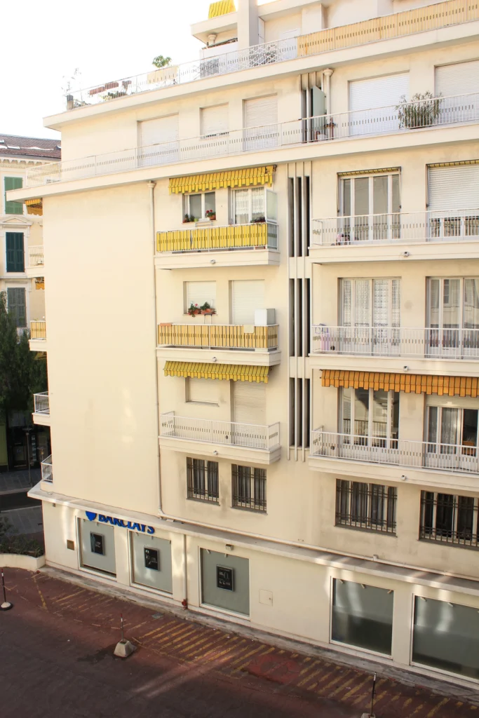 Vue sur la façade et la rue depuis l'appartement – Suite Familiale, Carré d'Or Nice