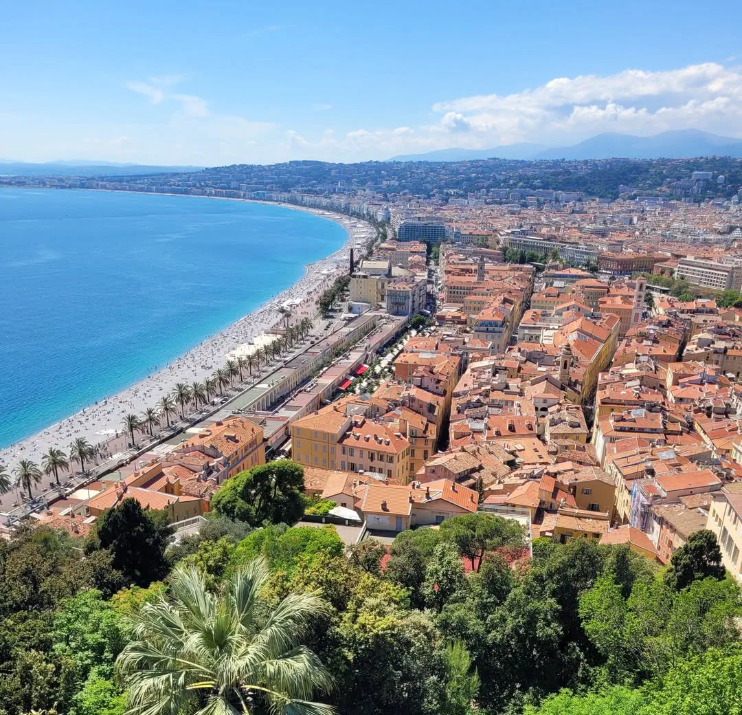 Vue panoramique de la ville de Nice et de la Baie des Anges depuis la colline du Château